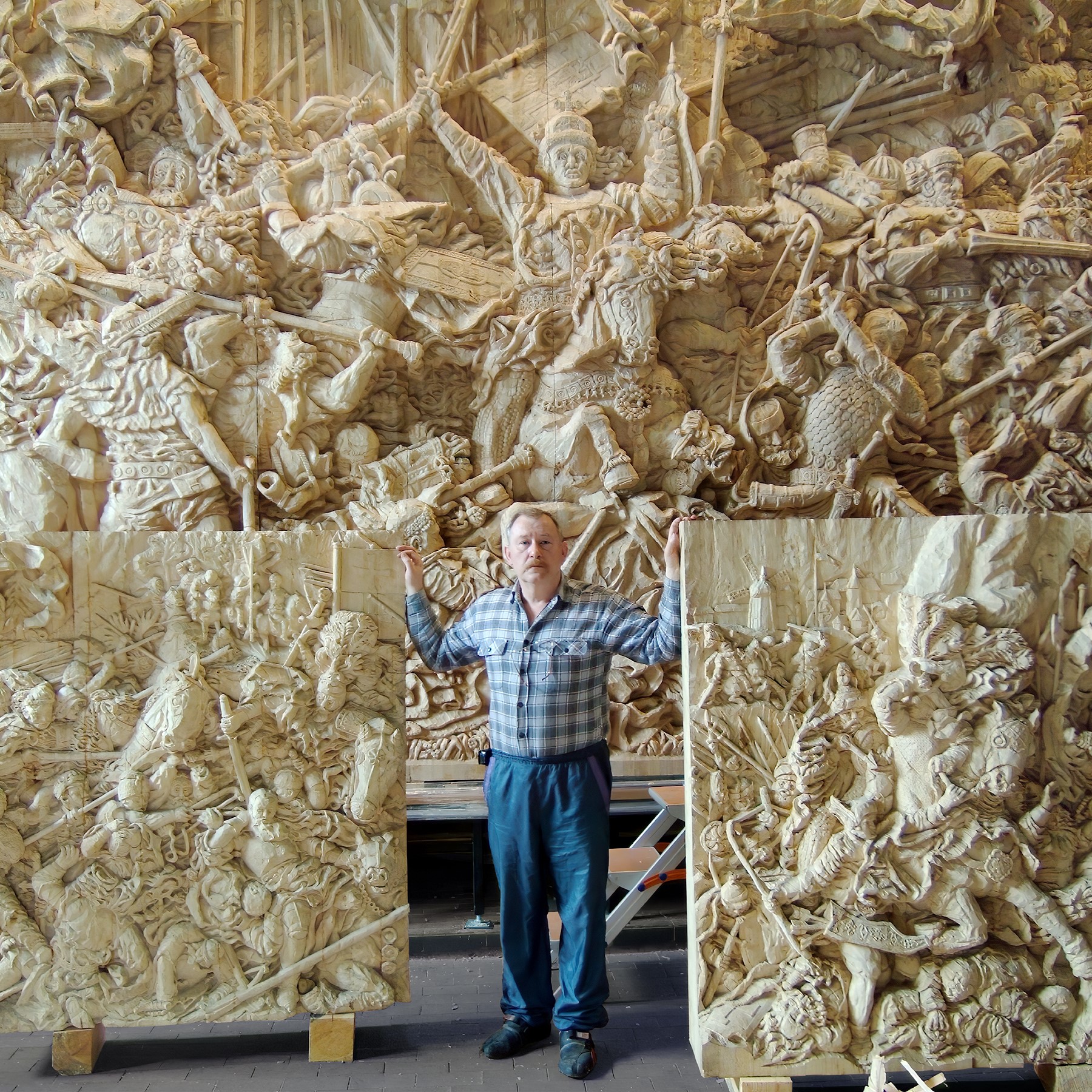 Na zdjęciu rzeźbiarz Jan Papina wraz ze swoimi pracami.
