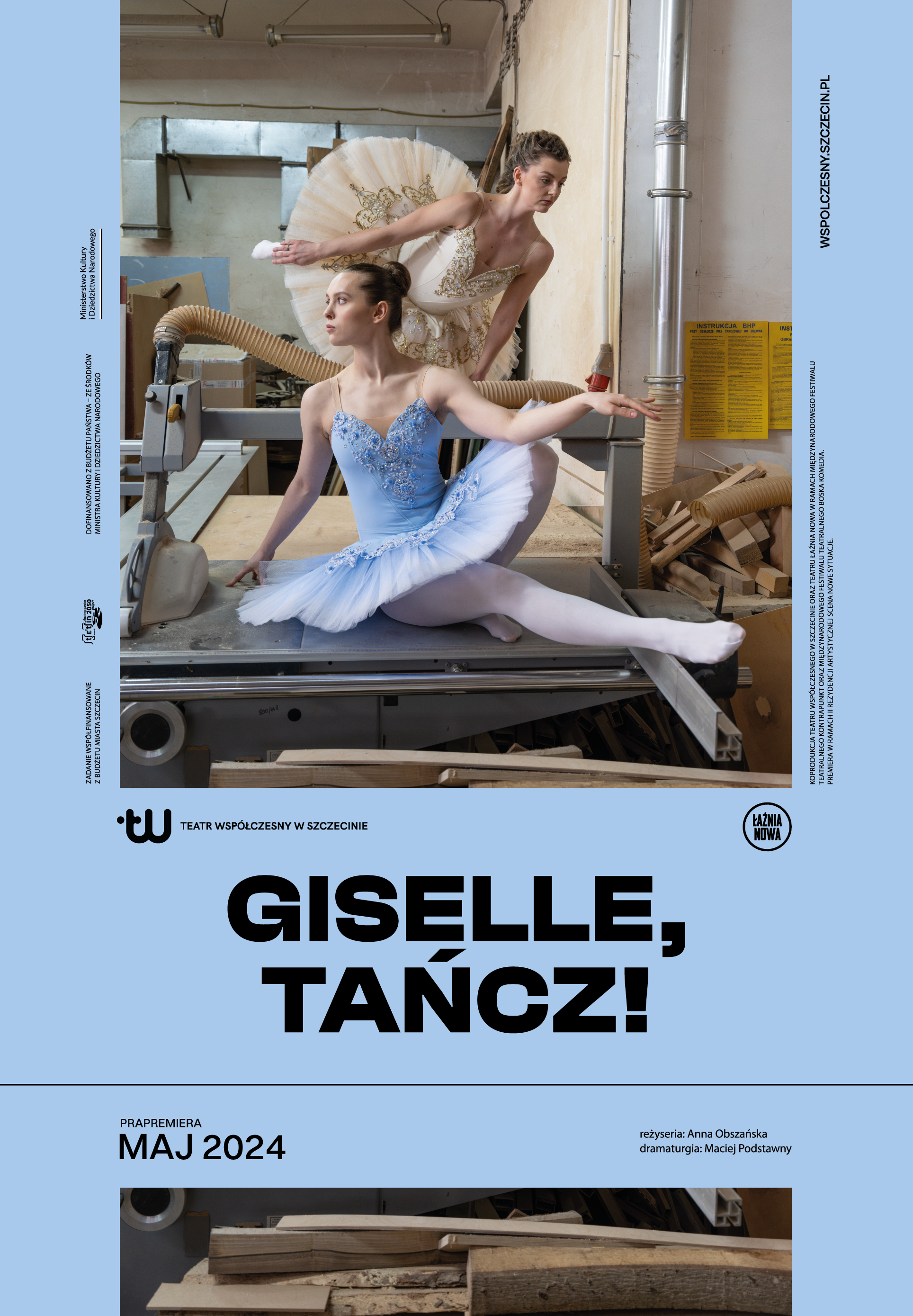 Dwie baletnice pozują w stolarni.