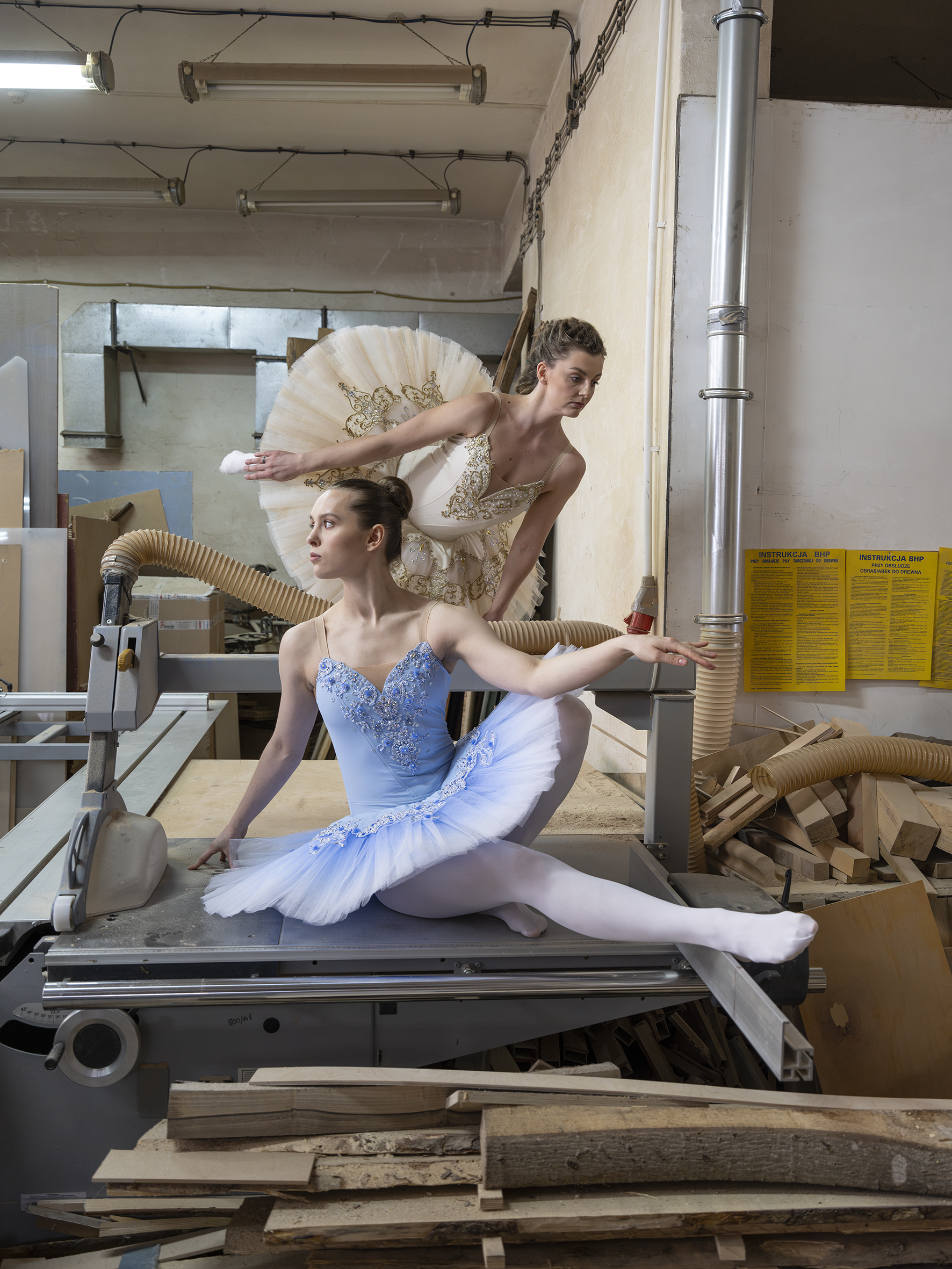 Dwie baletnice pozują w stolarni.