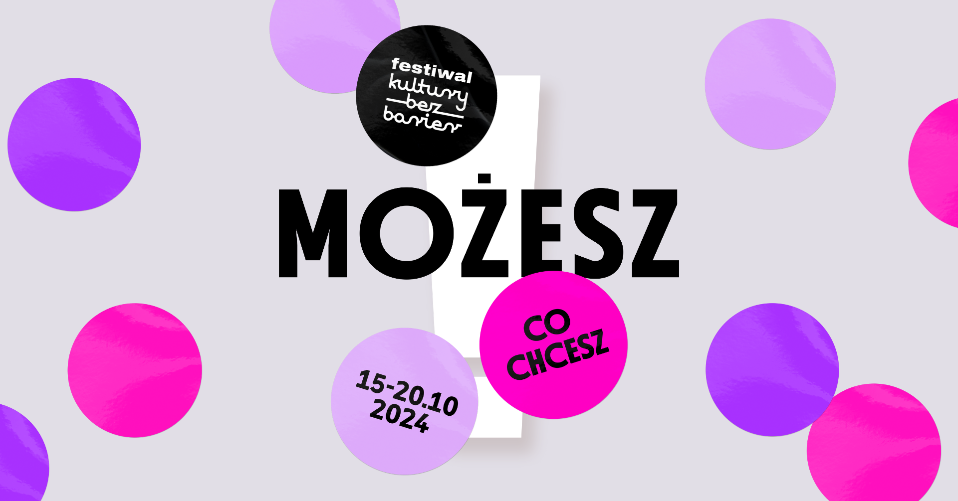 Plakat/grafika promocyjna 12. Festiwalu Kultury bez Barier. Jasne, szare tło. Pośrodku duży biały wykrzyknik, na nim czarny napis MOŻESZ. Wokół napisu swobodnie rozmieszczone różowe i fioletowe okrągłe naklejki z hasłem CO CHCESZ i datami 15-20 października. Na czarnej naklejce adres strony  www (kropka) fkbb (kropka) pl. 