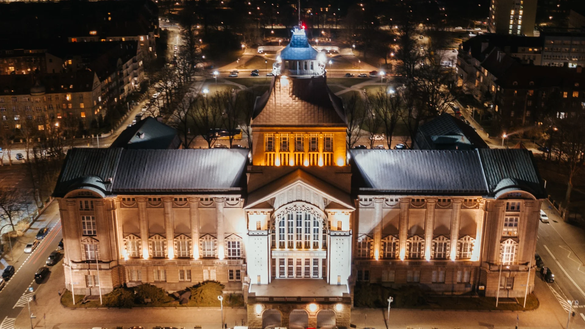 Widok z góry budynku Teatru Współczesnego i Muzeum Narodowego w Szczecinie. Zdjęcie wykonane po zmroku.