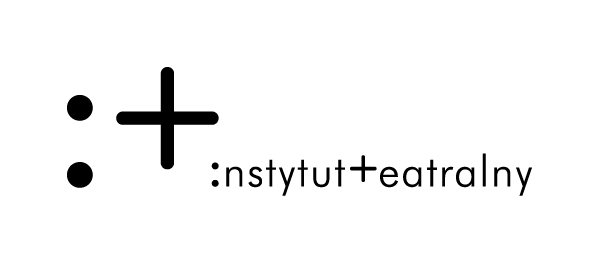 czarne logo instytutu teatralnego napis. Z lewej strony dwukropek i znak plusa