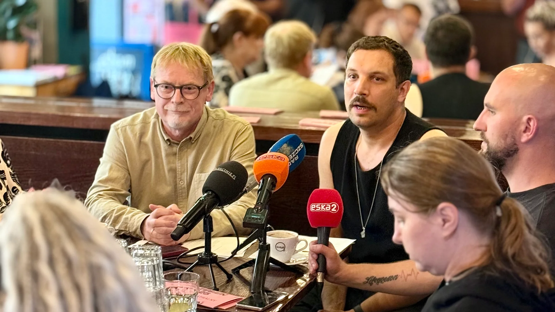 Przy mikrofonach radiowych siedzą dyrektorzy Mirosław Gawęda i Michał Buszewicz.