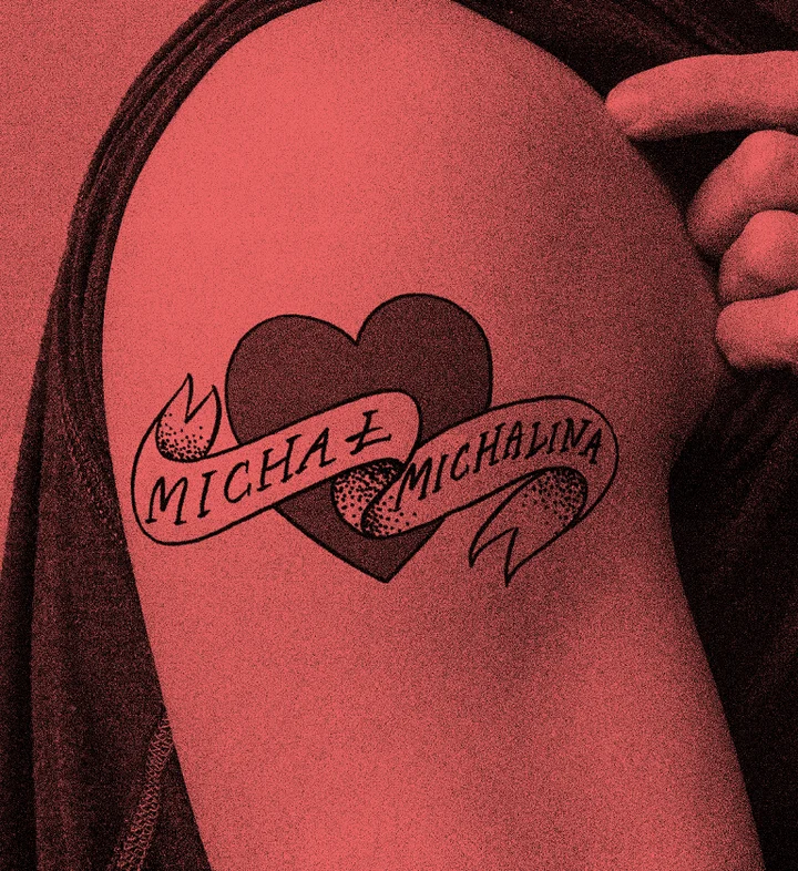 grafika do projektu rezydencji dramaturgicznej RAMY DRAMY czerwone zdjęcie przedramienia z widocznym tatuażem: serce ze wstążką, na której napisane są imiona Michał i Michalina