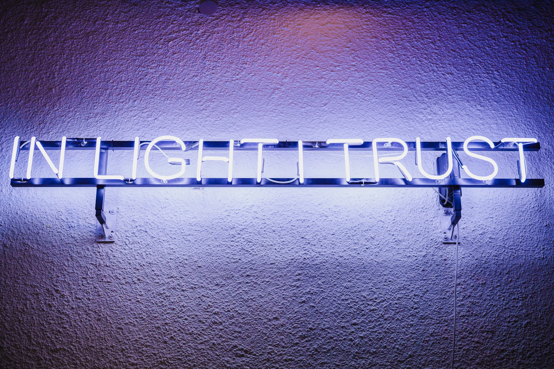 fot. Piotr Nykowski Zdjęcie neonu-napisu: IN LIGHT I TRUST