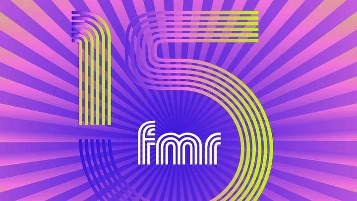 grafika 15 Forum Młodej Reżyserii. Grafika jest przycięta. Widzimy liczbę 15 i wpisane w nią litery FMR. Całość nawiązuje do stylistyki lat 70. Kolory przechodzą od żółtego, przez niebieski, po fiolet.