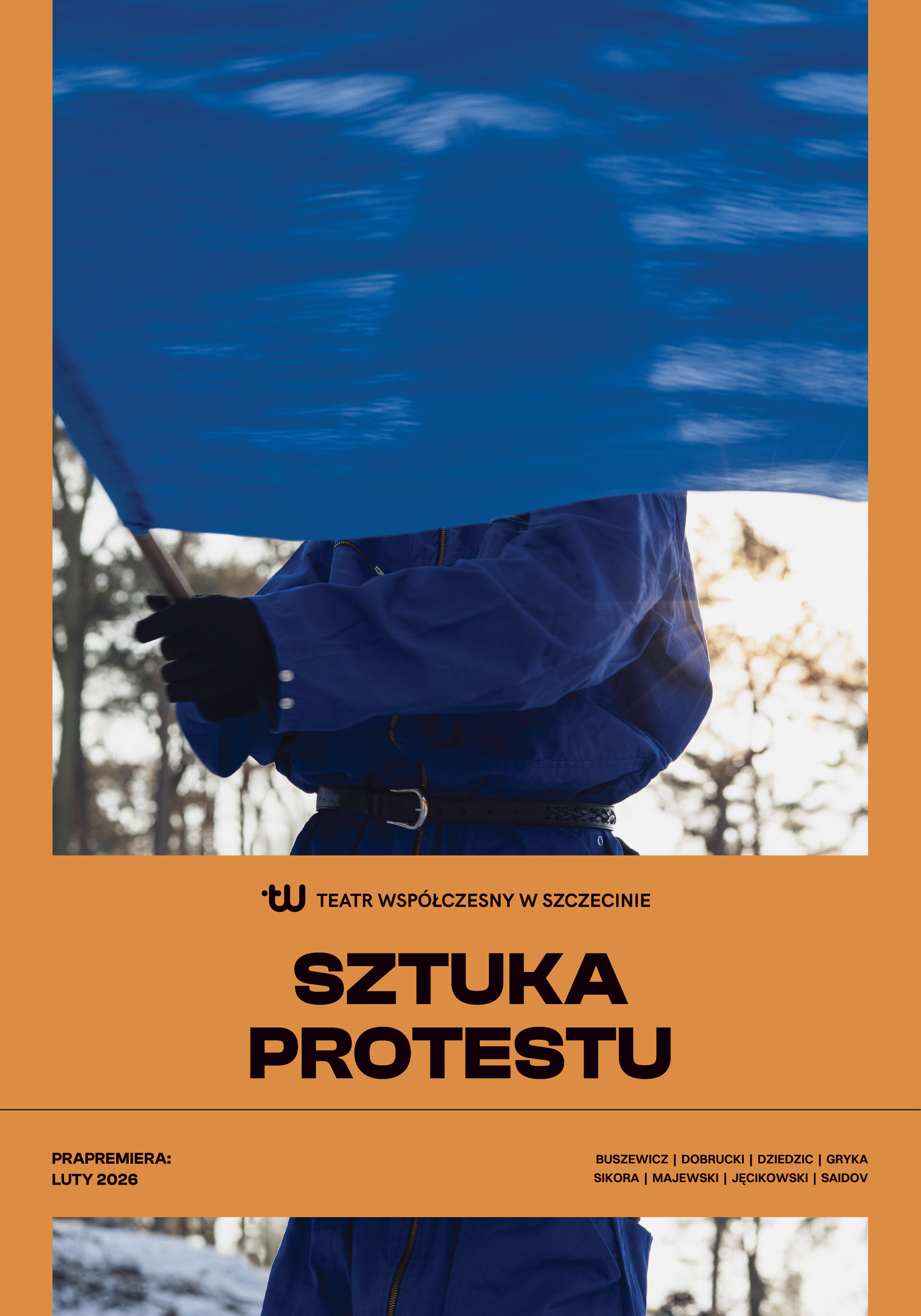 Plakat do Sztuki protestu. Pomarańczowa ramka, w środku zdjęcie chłopaka w niebieskim kombinezonie. Ma on przed sobą niebieską flagę, która zasłania jego twarz.