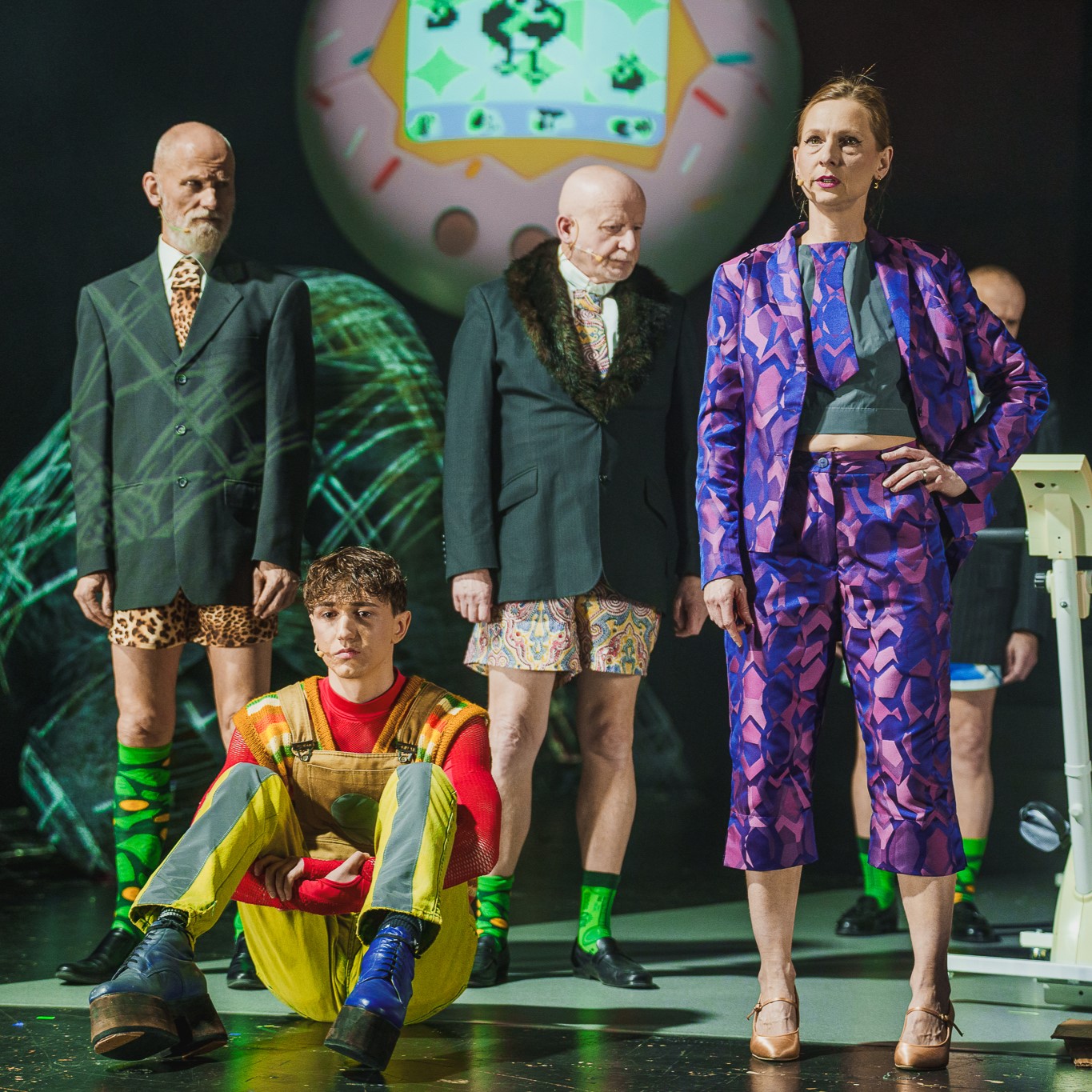 Grupa aktorów na scenie.