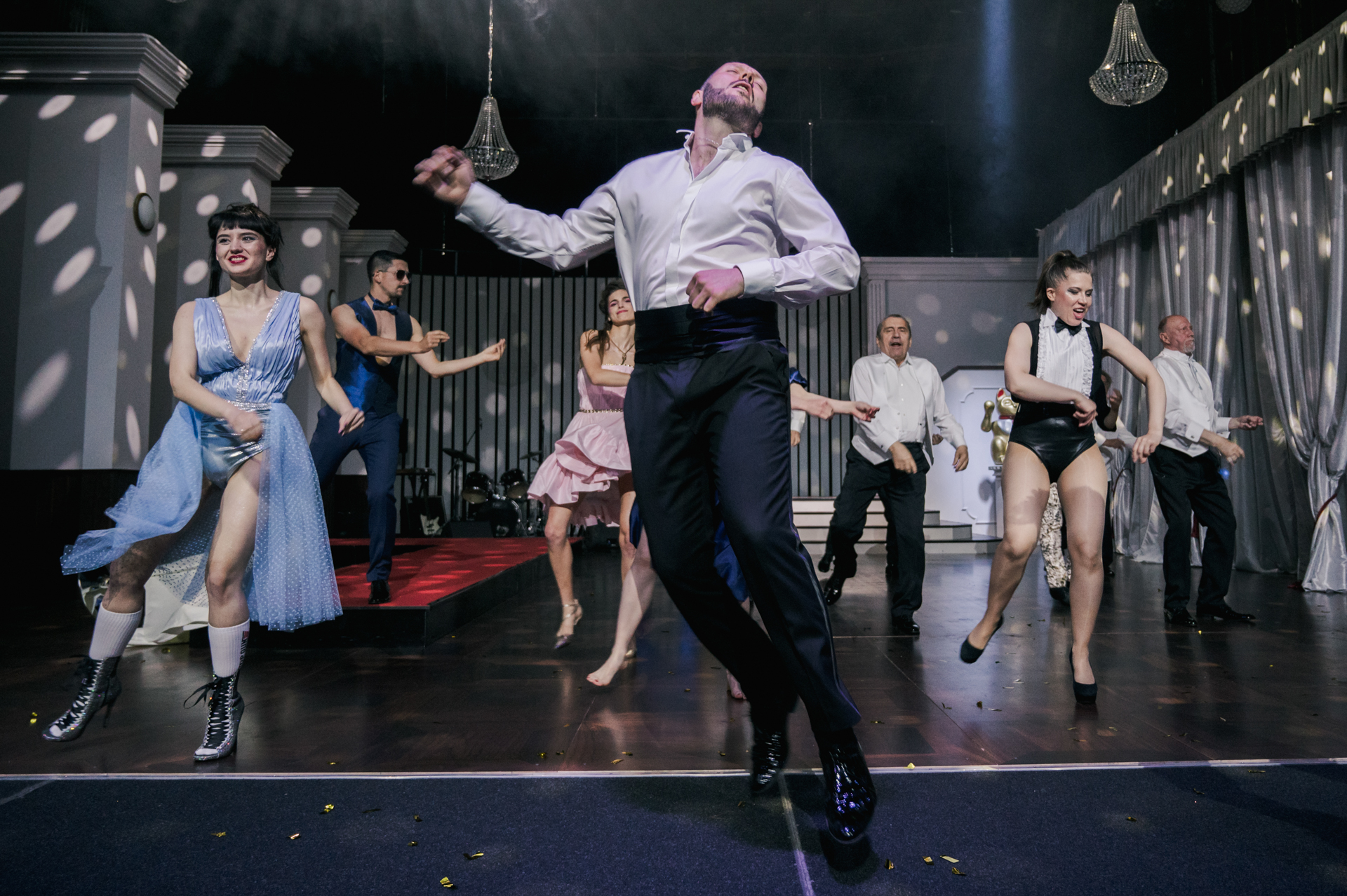 Lalka, fot. Piotr Nykowski Grupa aktorów w eleganckich strojach tańczy na scenie.