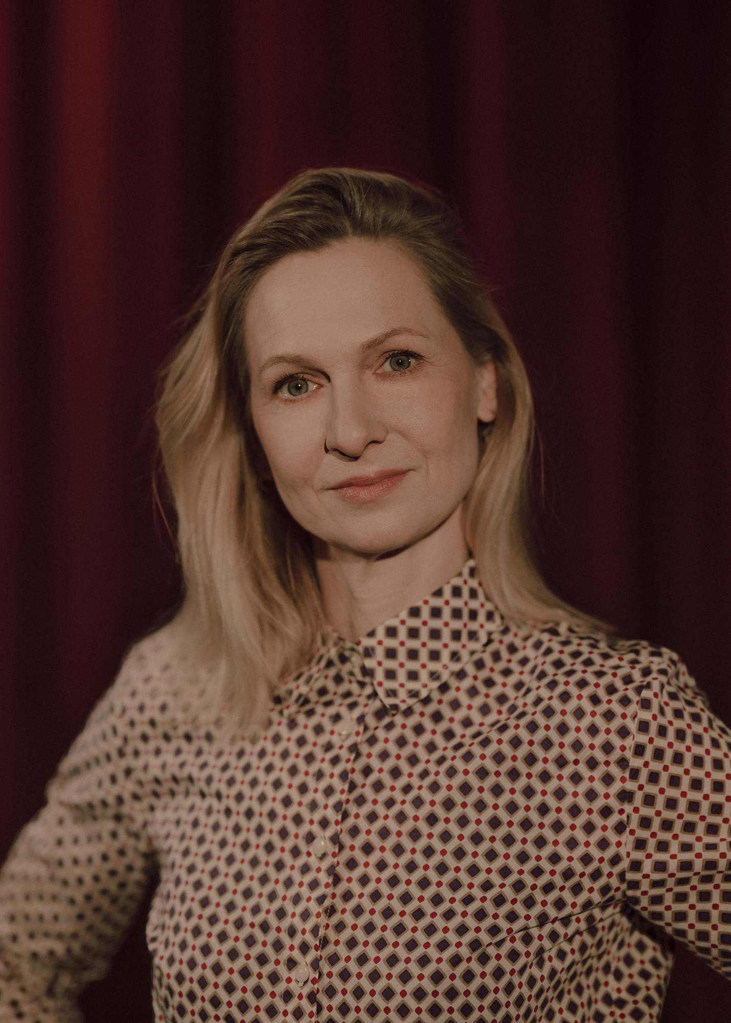 fot. Karolina Jóźwiak Portret aktorki, w tle czerwona kotara.