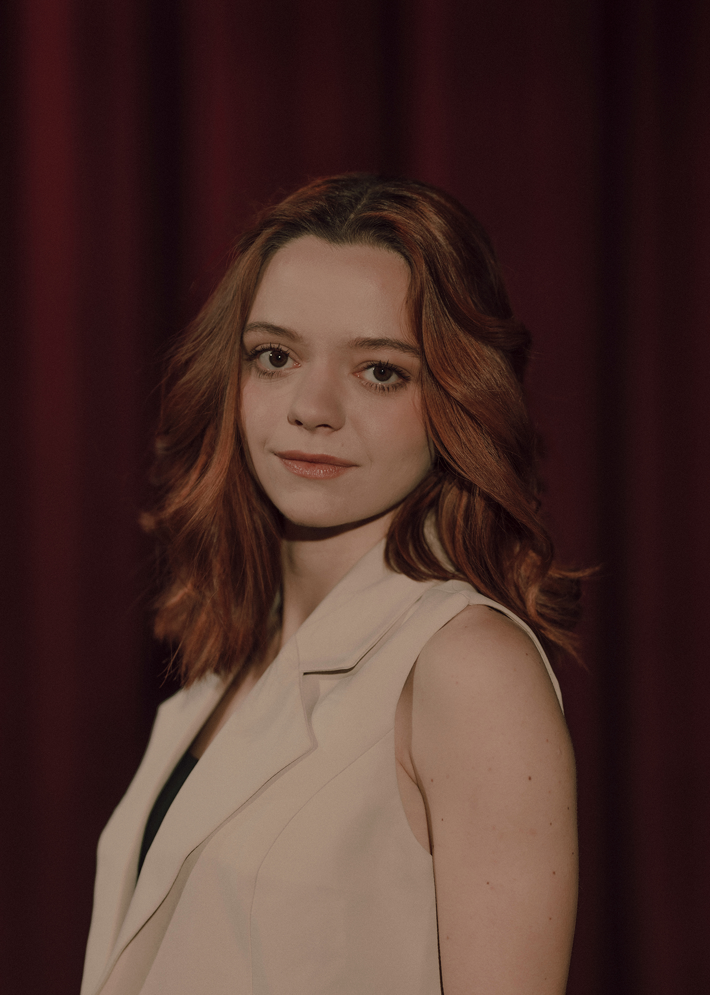 fot. Karolina Jóźwiak Portret aktorki, w tle czerwona kotara.