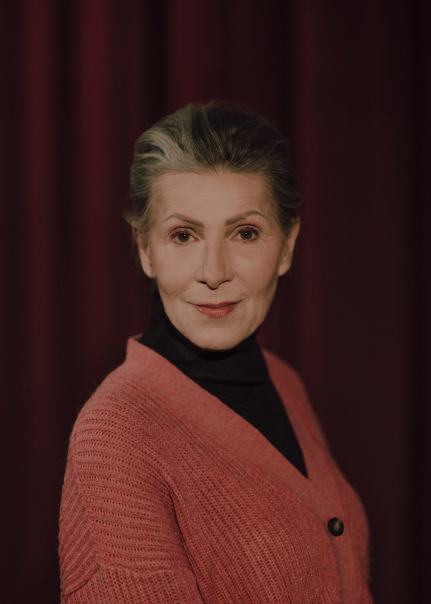 fot. Karolina Jóźwiak Portret aktorki, w tle czerwona kotara.