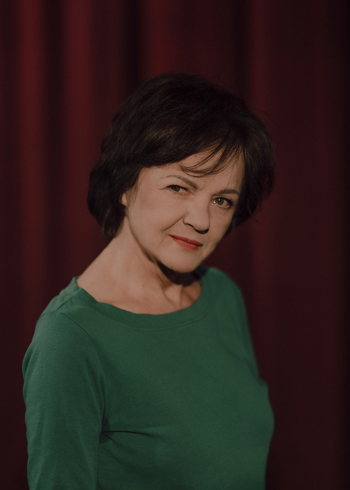 fot. Karolina Jóźwiak Portret aktorki, w tle czerwona kotara.