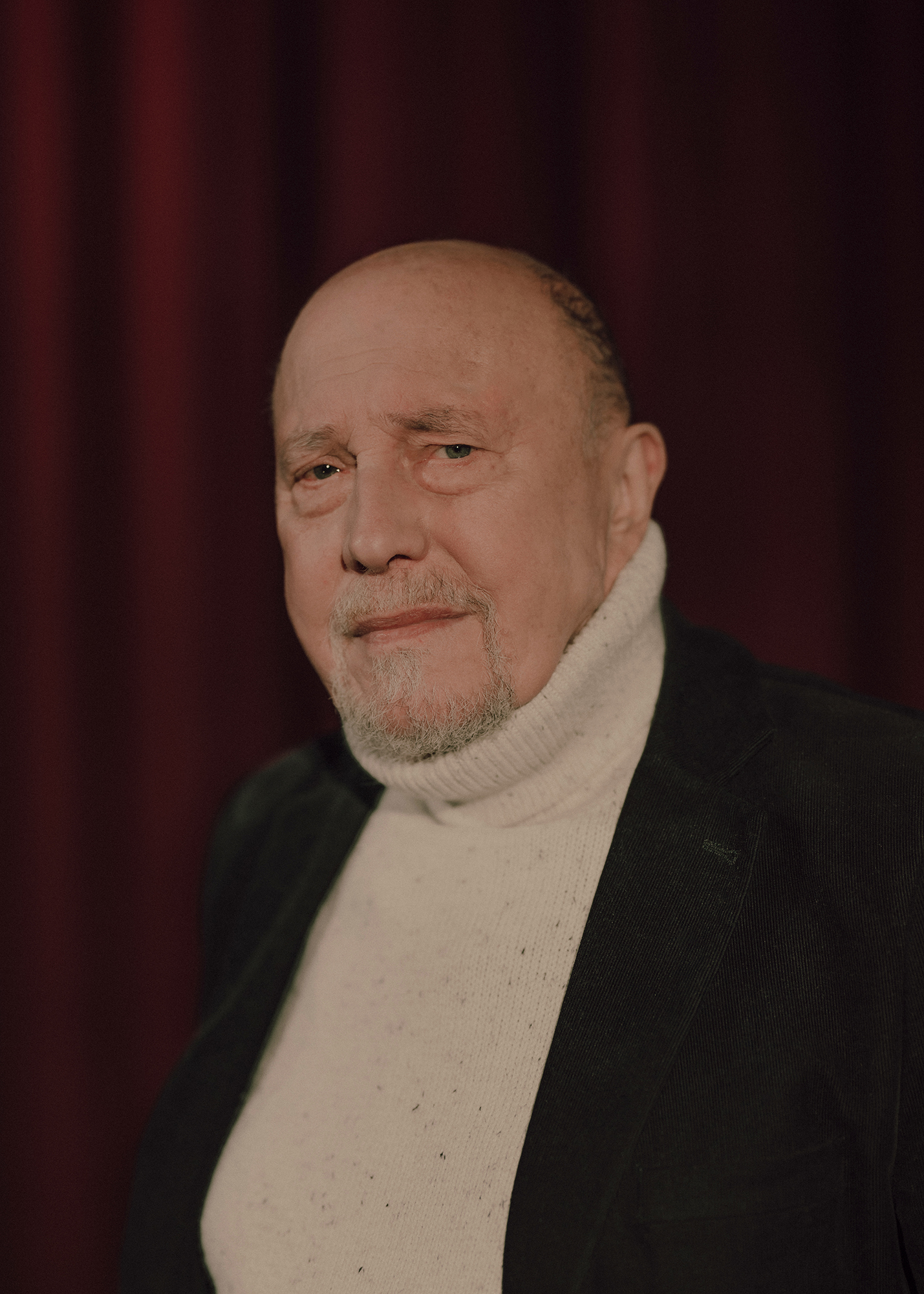 fot. Karolina Jóźwiak Portret aktora, w tle czerwona kotara.