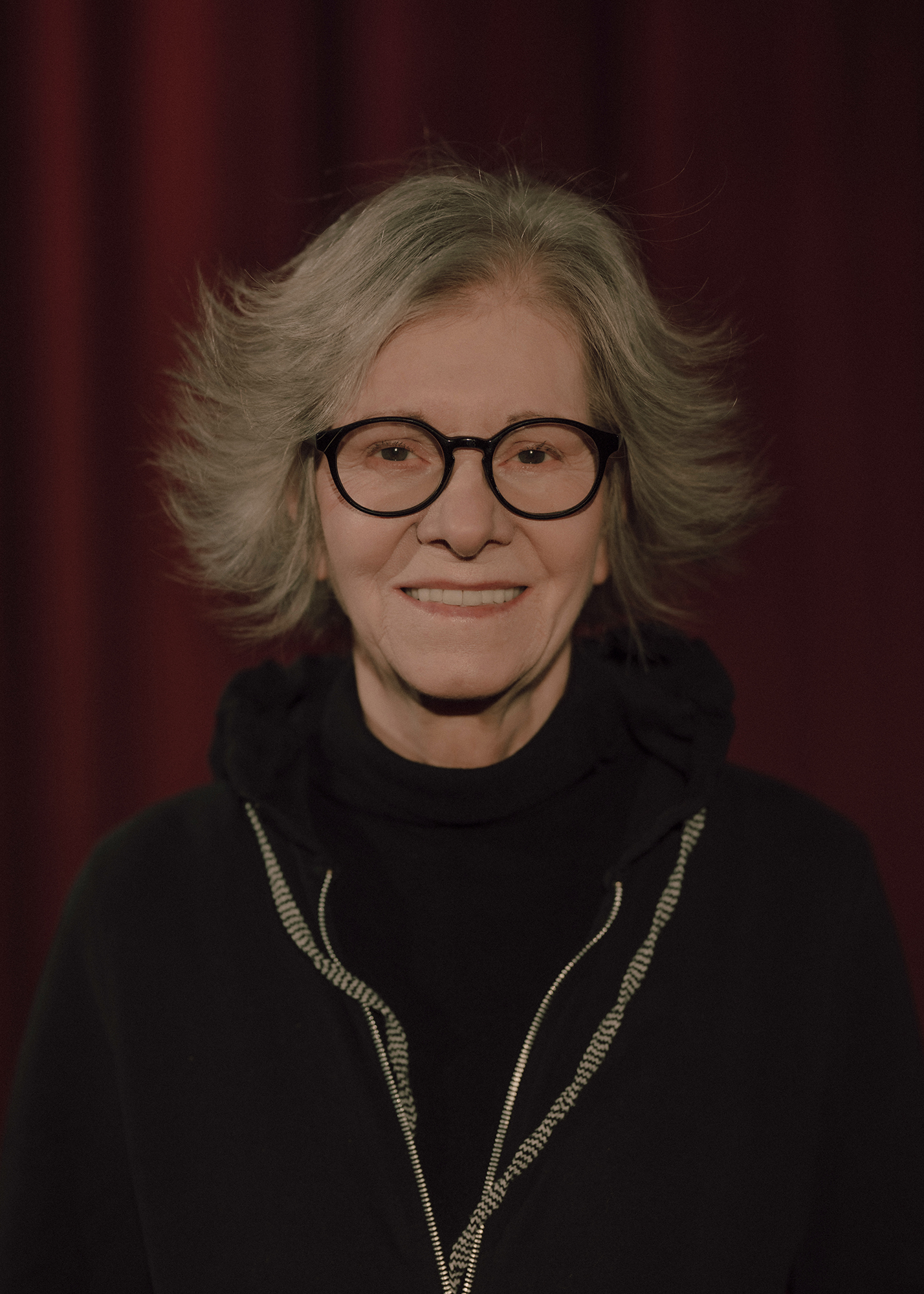 fot. Karolina Jóźwiak Portret aktorki, w tle czerwona kotara.