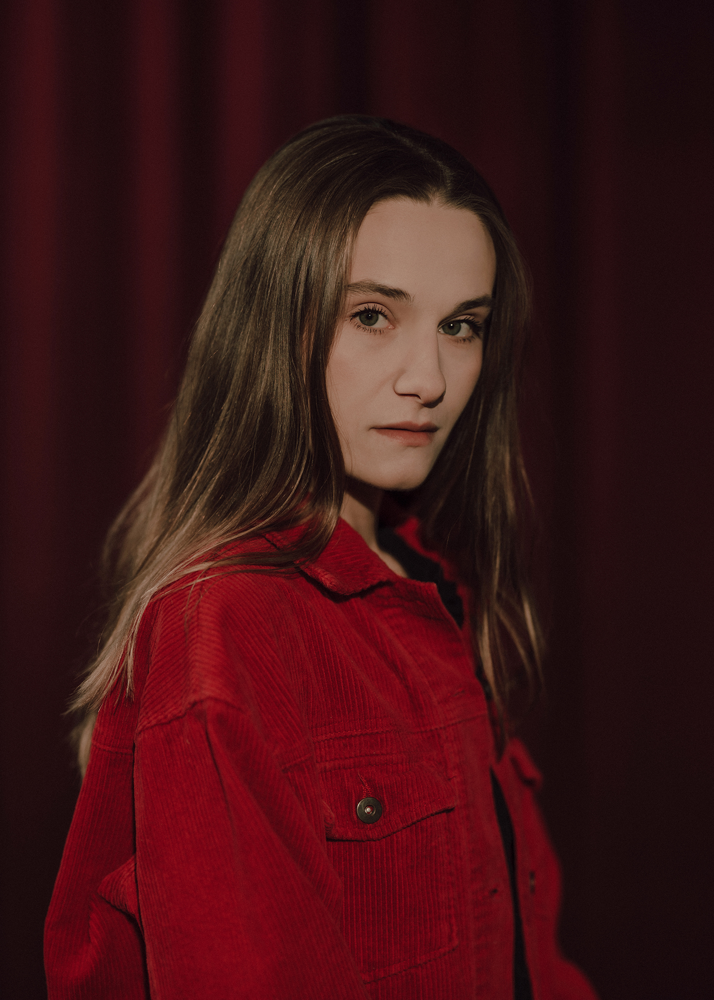 fot. Karolina Jóźwiak Portret aktorki, w tle czerwona kotara.