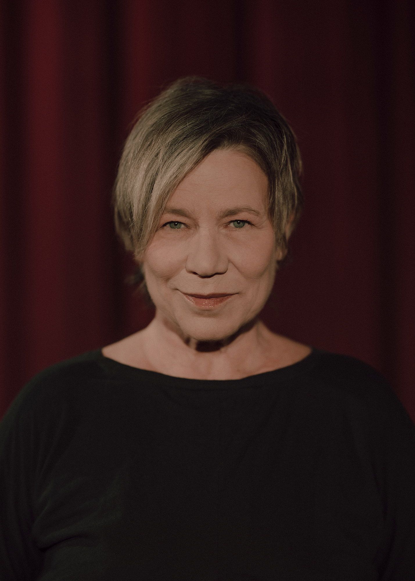 fot. Karolina Jóźwiak Portret aktorki, w tle czerwona kotara.