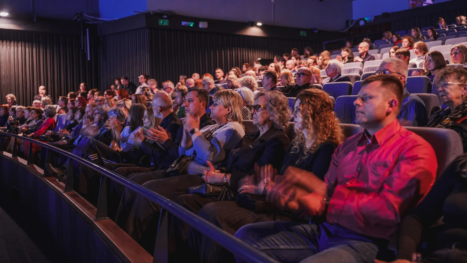 fot. Piotr Nykowski Zdjęcie osób klaszczących na widowni.