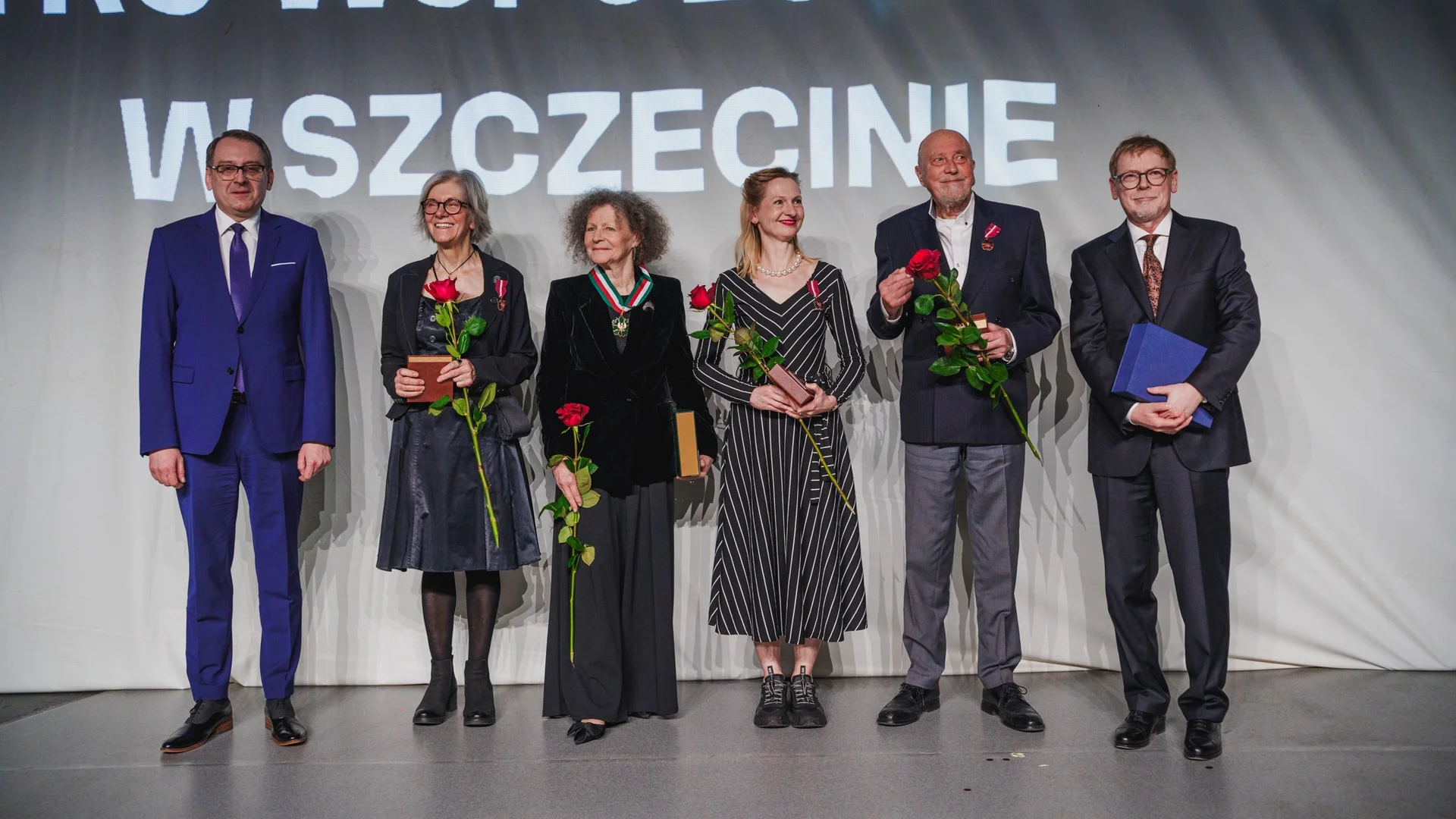 fot. Piotr Nykowski Na zdjęciu wicewojewoda Dawid Krzystek, aktorzy Ewa Sobiech, Anna Januszewska, Maria Dąbrowska, Jacek Piątkowski i dyrektor Mirosław Gawęda. Aktorzy pozują z kwiatami i medalami.