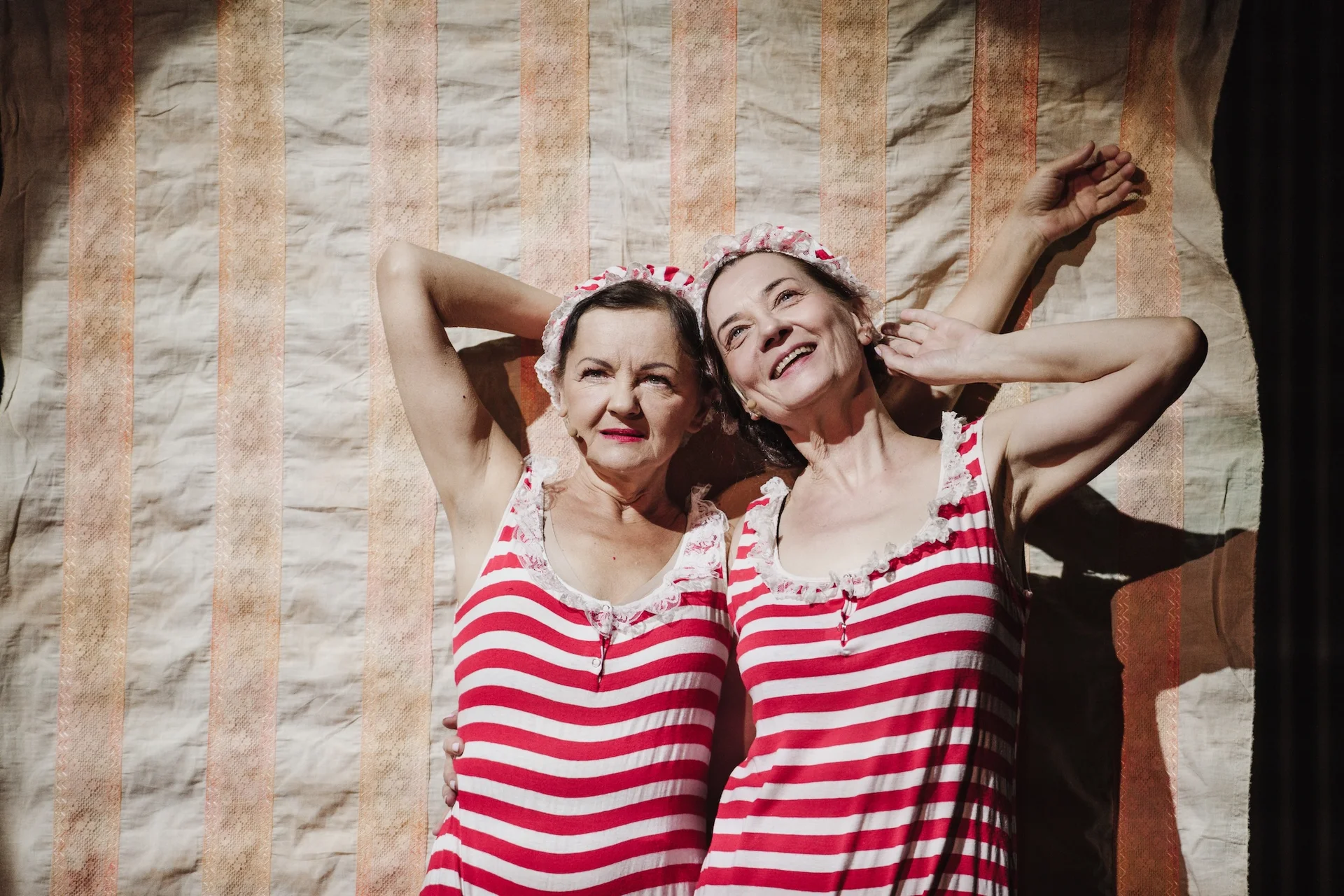 fot. Piotr Nykowski Dwie kobiety w pasiastych strojach obejmujące się.