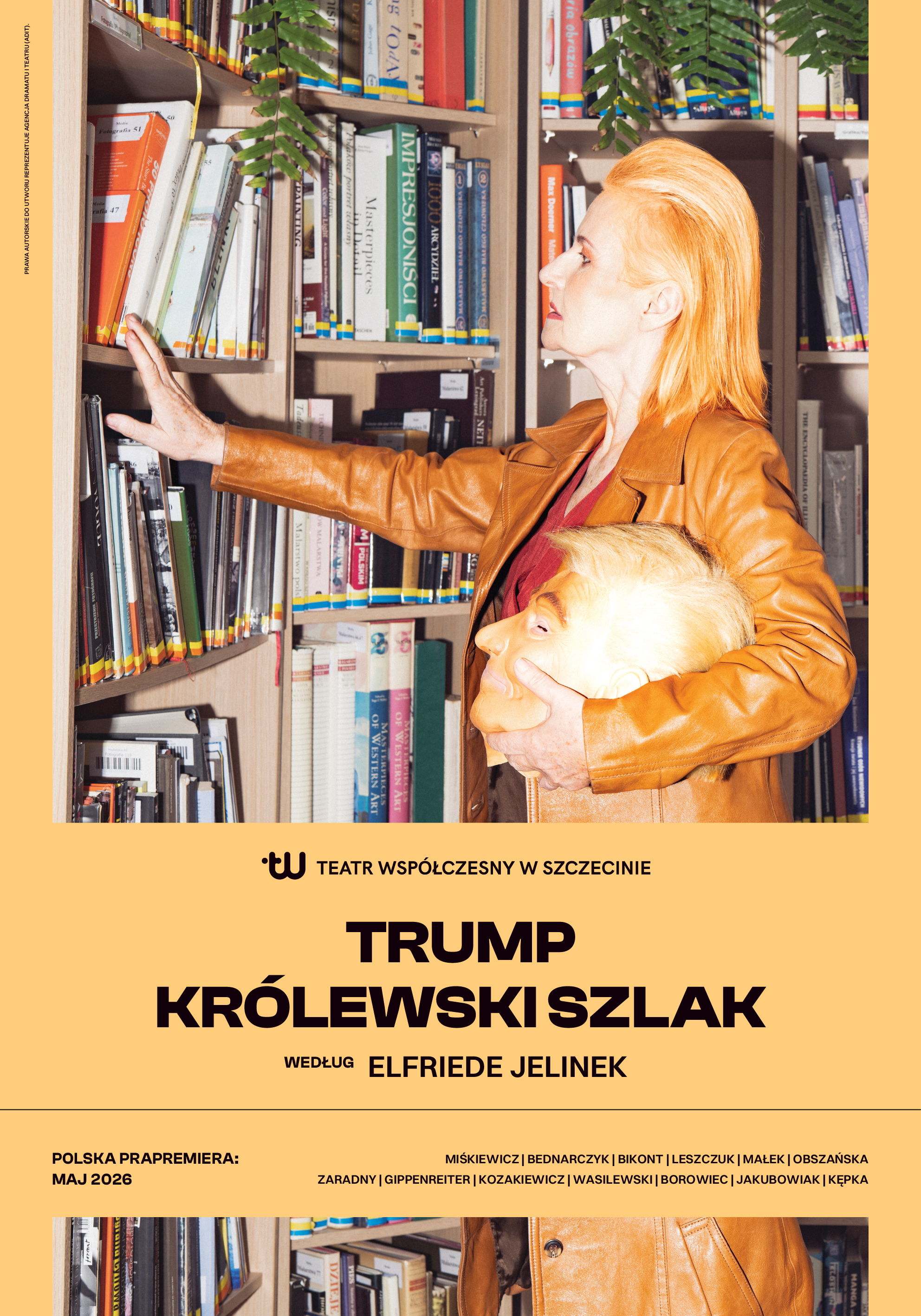 Plakat do spektaklu Trump. Królewski Szlak. Na plakacie znajduje się kobieta o rudych włosach ubrana w brązową skórzaną kurtkę przegląda półki z książkami w bibliotece. W lewej ręce trzyma maskę przedstawiającą Donalda Trumpa.