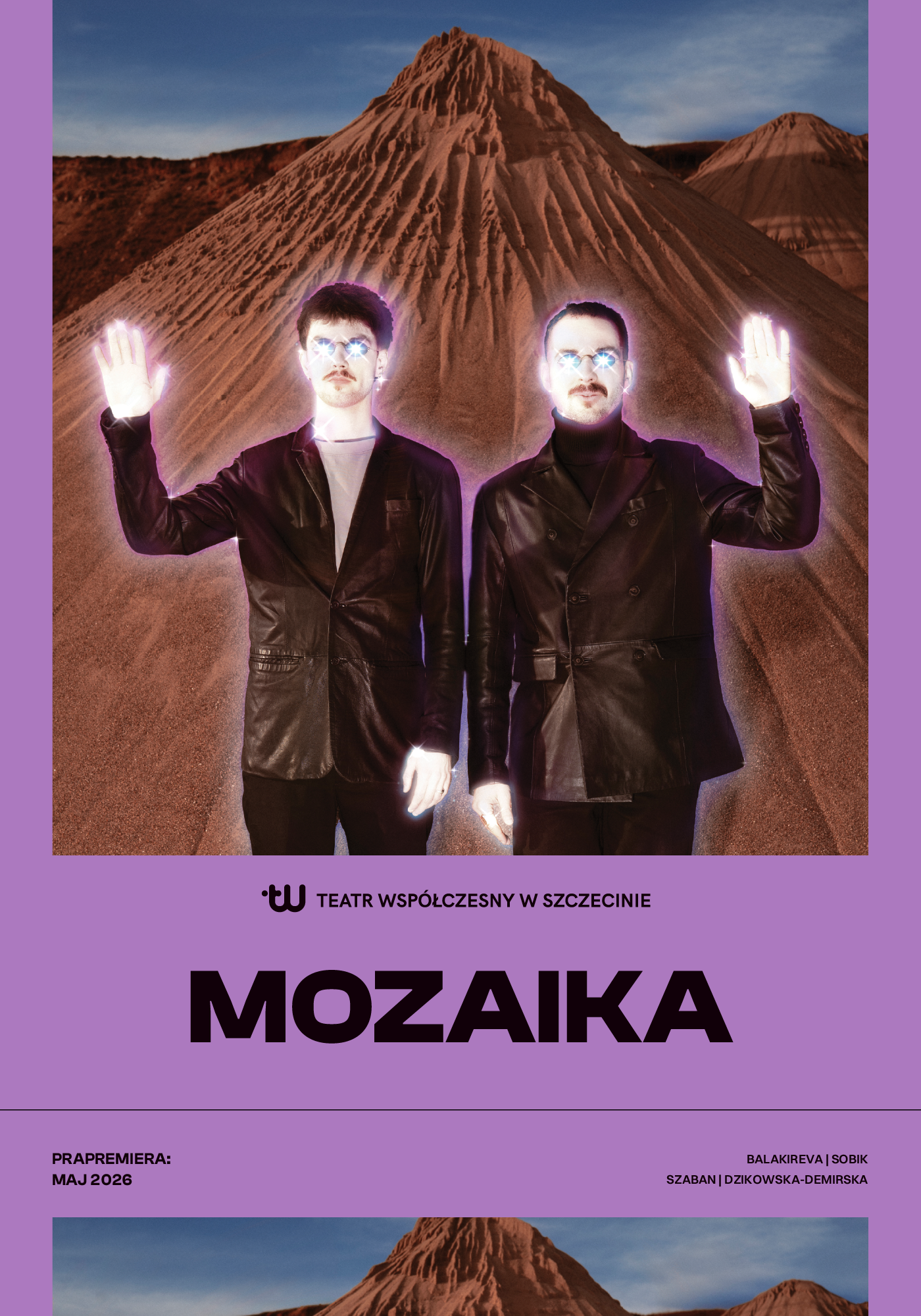 Plakat do spektaklu Mozaika. Dwóch mężczyzn w czarnych strojach stoi na tle góry usypanej z piasku. Dookoła nich jest fioletowa poświata. Ich oczy się błyszczą. Unoszą ręce w geście powitania. 