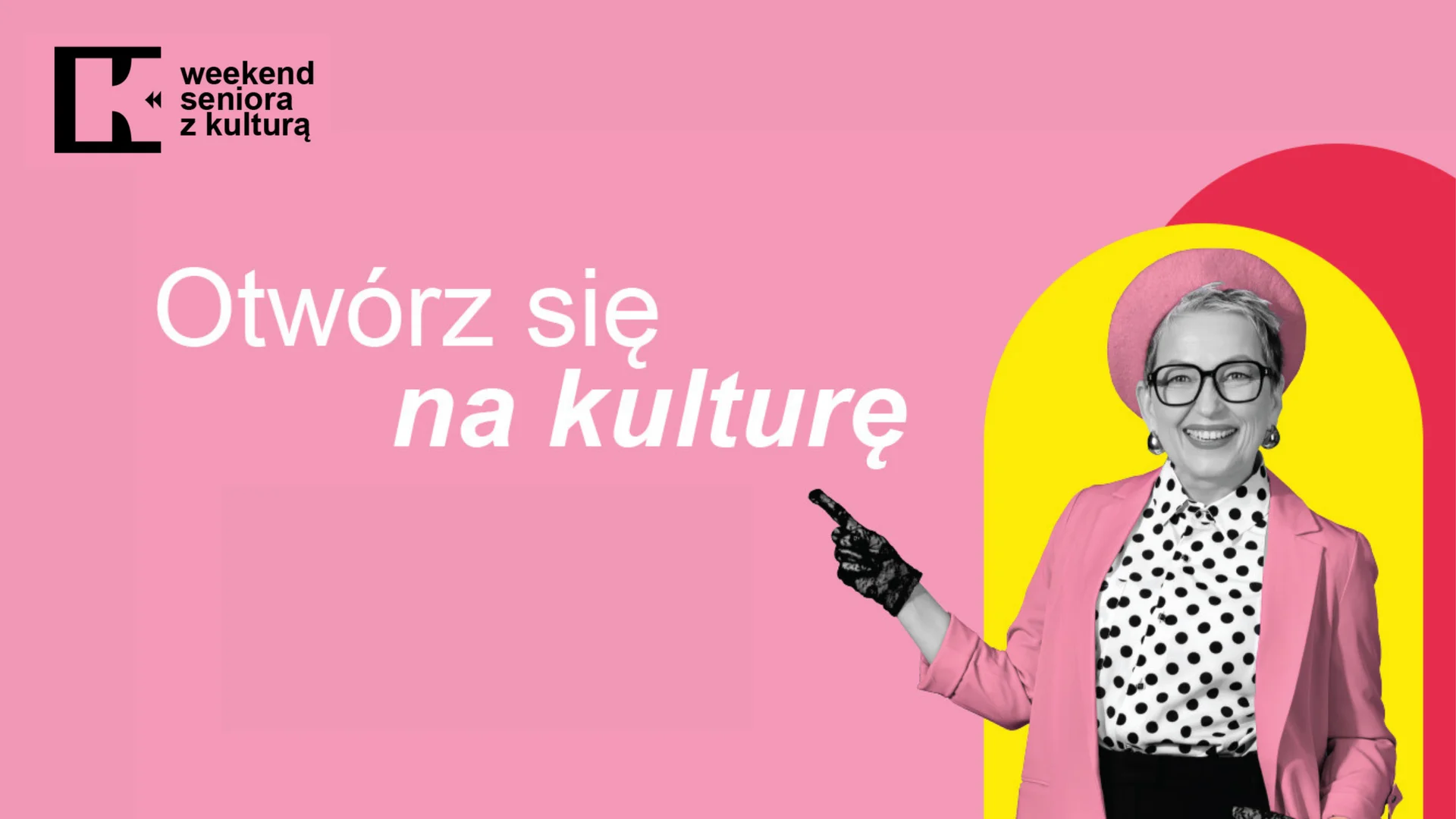 różowe tło, czarne logo Weekend seniora z kulturą, pod spodem biały napis "Otwórz się na kulturę". Z prawej zdjęcie kobiety w różowym żakiecie i bereciku, która dłonią w czarnej rękawiczce wskazuje na napisy. 